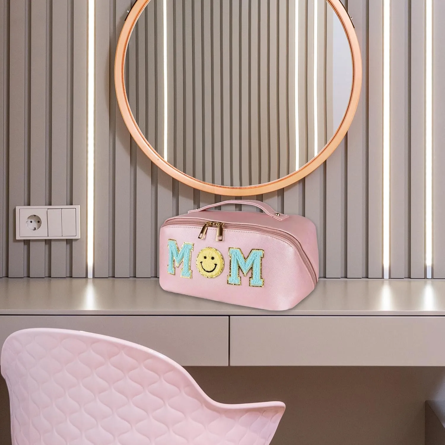 Preppy Patch Large Capacity Travel Makeup Bag For Mother,Mom Mama Open Flat PU Leather Waterproof Toiletry Cosmetic Bag,Mother's Day Christmas Day Gift for Women Girls (MOM Extra Large Beige)