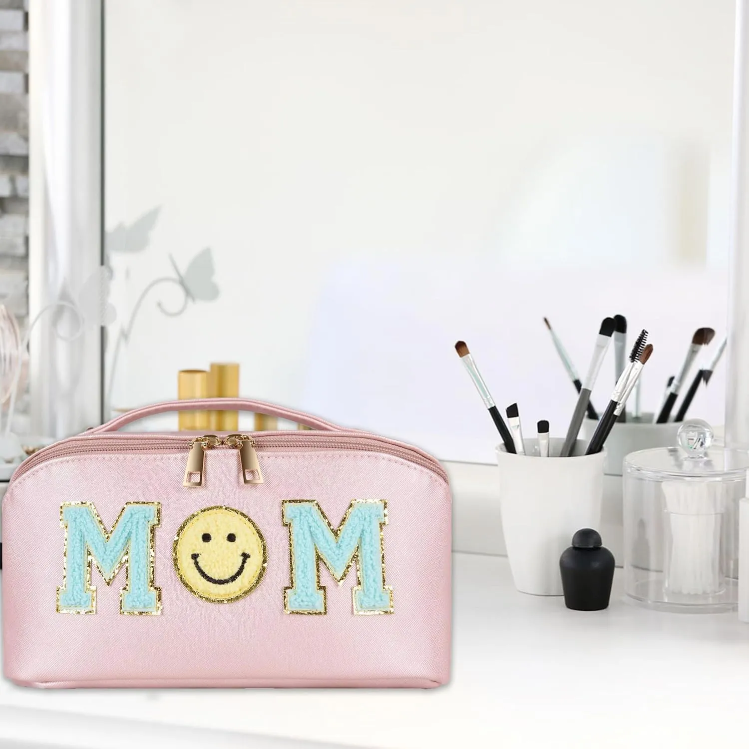 Preppy Patch Large Capacity Travel Makeup Bag For Mother,Mom Mama Open Flat PU Leather Waterproof Toiletry Cosmetic Bag,Mother's Day Christmas Day Gift for Women Girls (MOM Extra Large Beige)